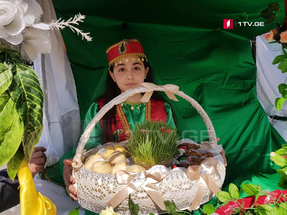Праздник у азербайджанцев сегодня. Байрам Новруз байрам. Навруз хонча. С праздником Новруз байрам. Хонча на Новруз.